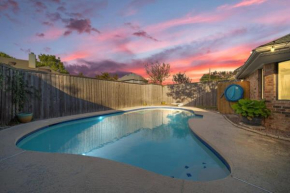 5BD-3BA Bright & Cheerful Backyard Pool Retreat